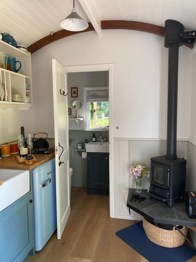 Coachroad Shepherds Huts Petworth Exteriör bild